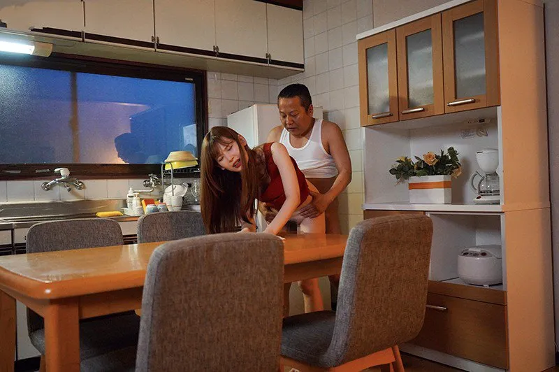 Cục vàng bị chồng mới của mẹ địt mỗi ngày, cho dù đã có người yêu